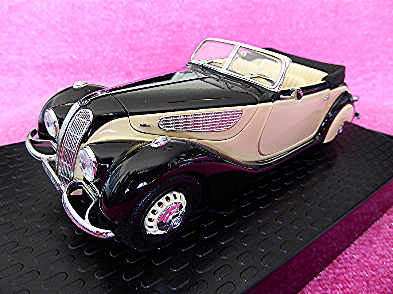 1:18 BMW 327 Cabrio creme-schwarz 1937