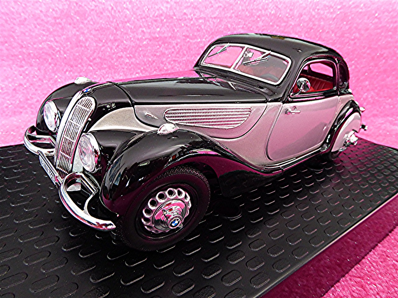 1:18 BMW 327 Coupe schwarz-silber 1937