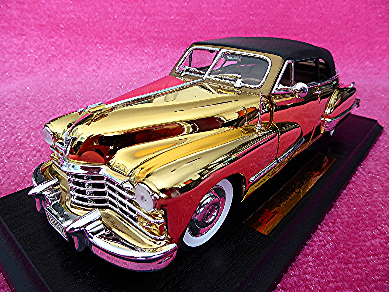 1:18 Cadillac Series 62 gold 1947