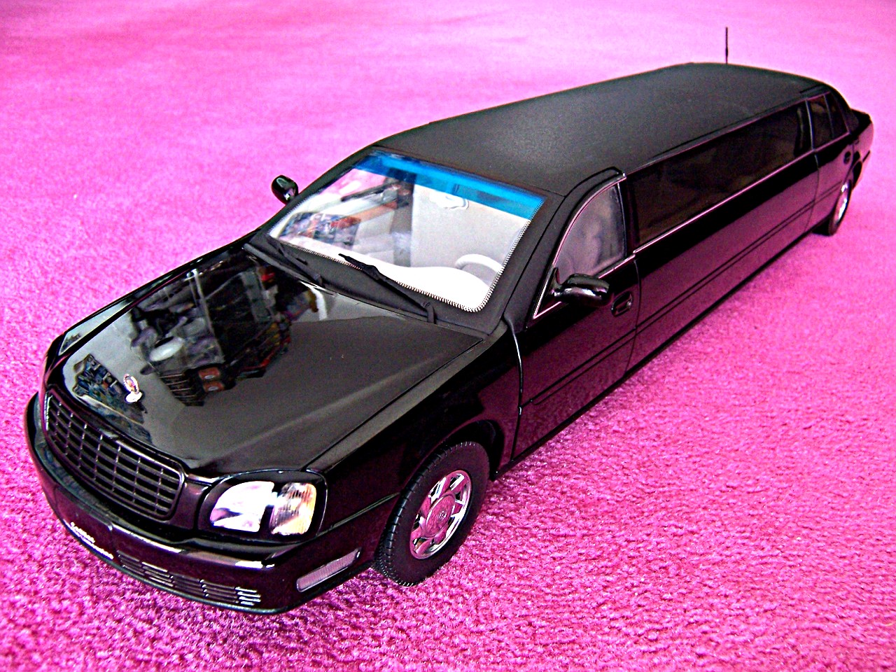 1:18 Cadillac DeVille Stretchlimousine schwarz 2004