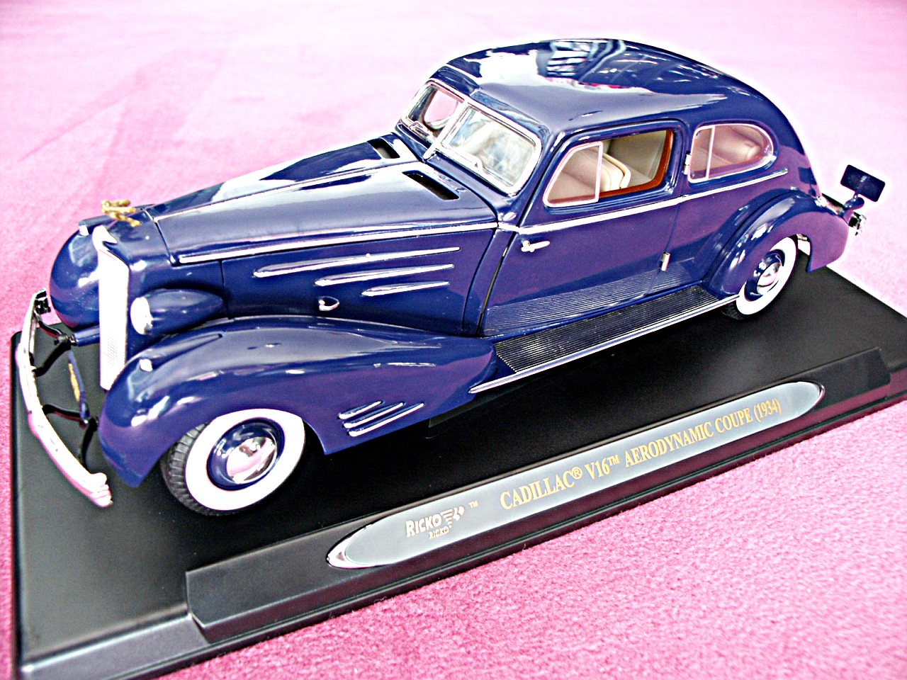 1:18 Cadillac V 16 Aerodynamic blau 1934