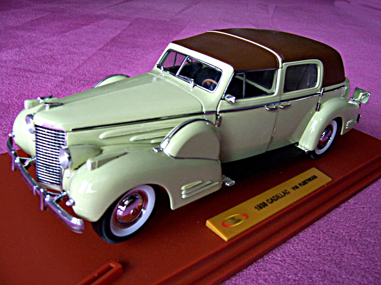 1:18 Cadillac V 16 Fleetwood creme 1938