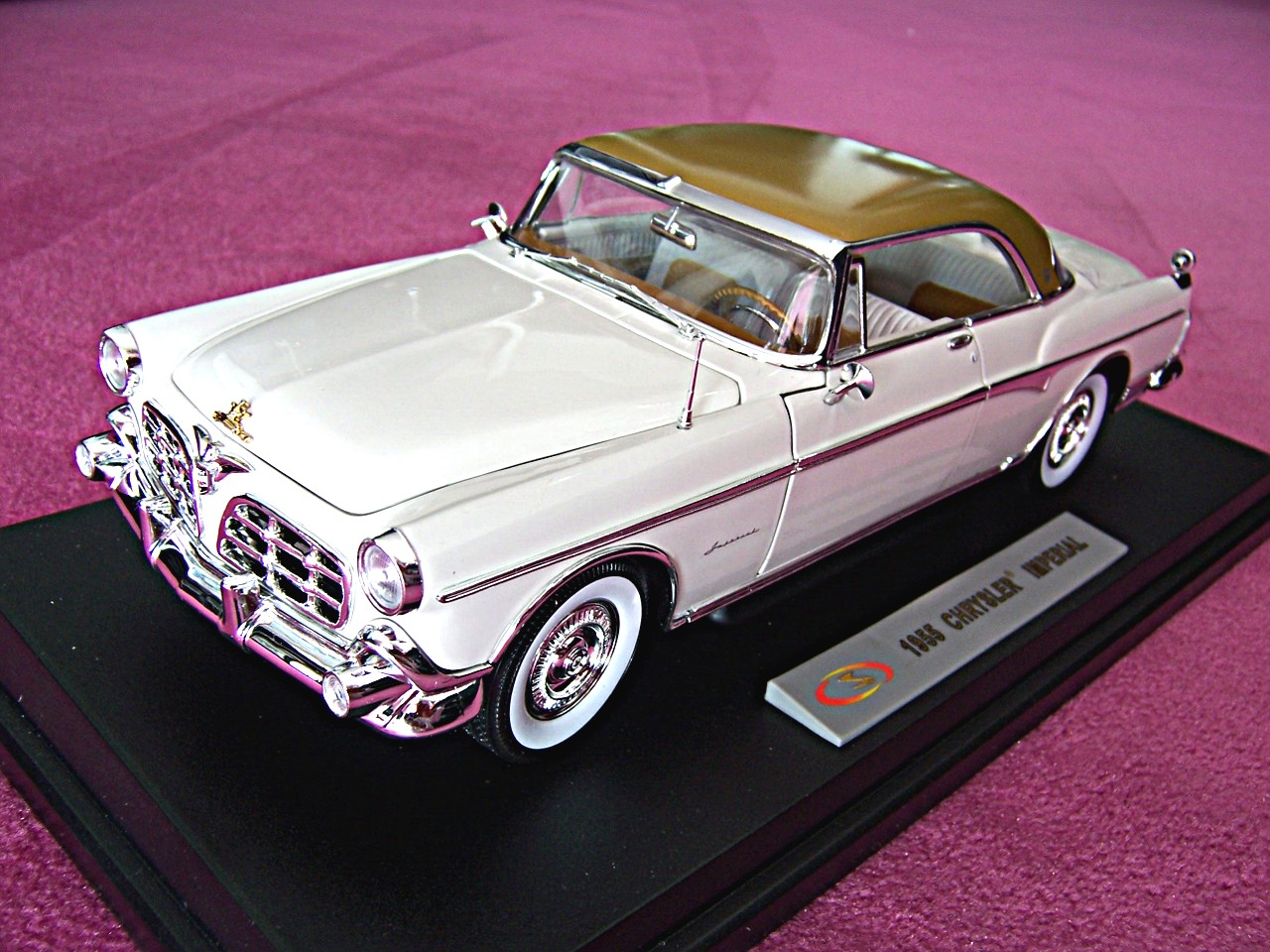 1:18 Chrysler Imperial weiss-gold 1955