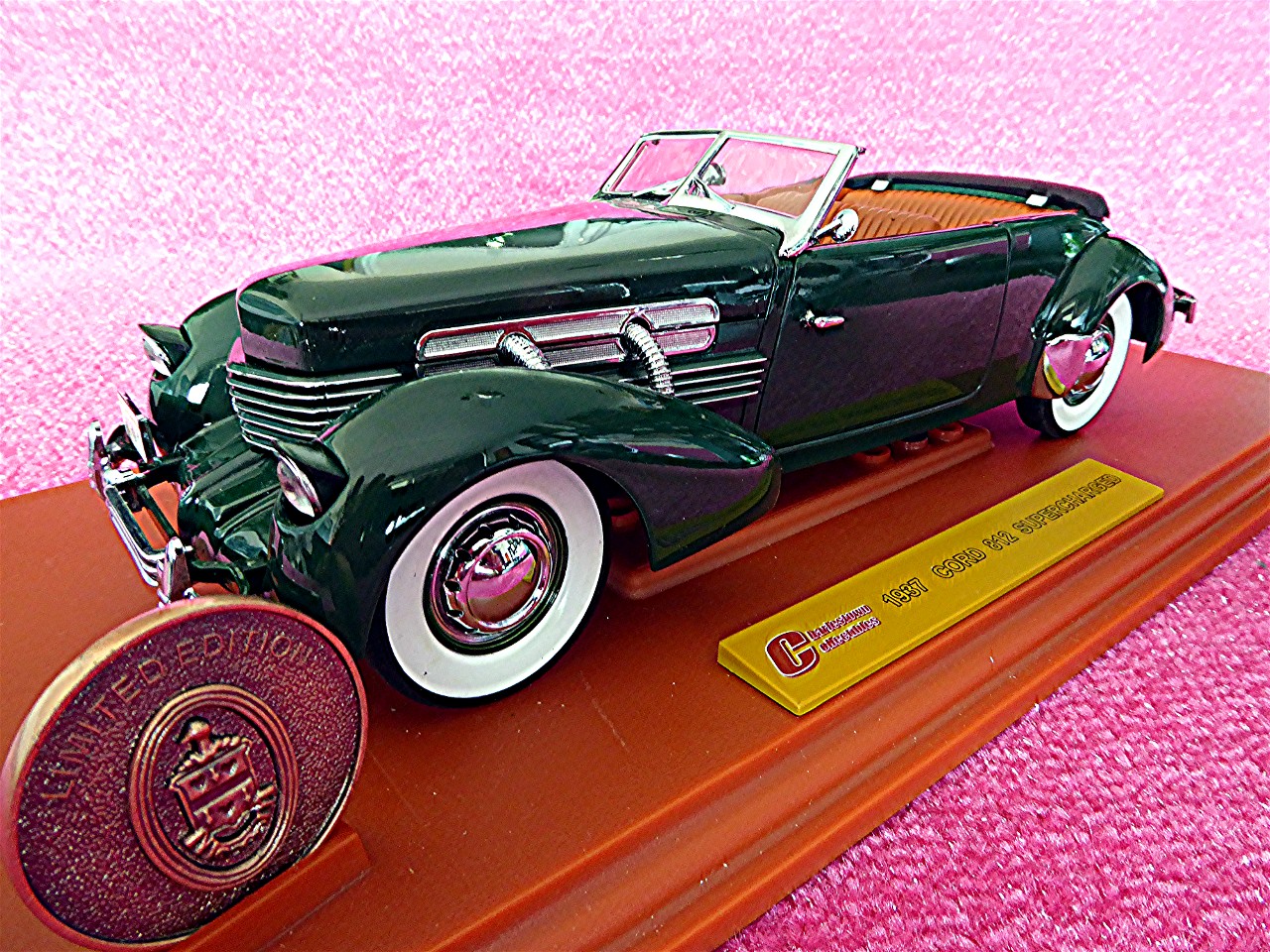 1:18 Cord 812 Supercharged Cabrio grün 1937