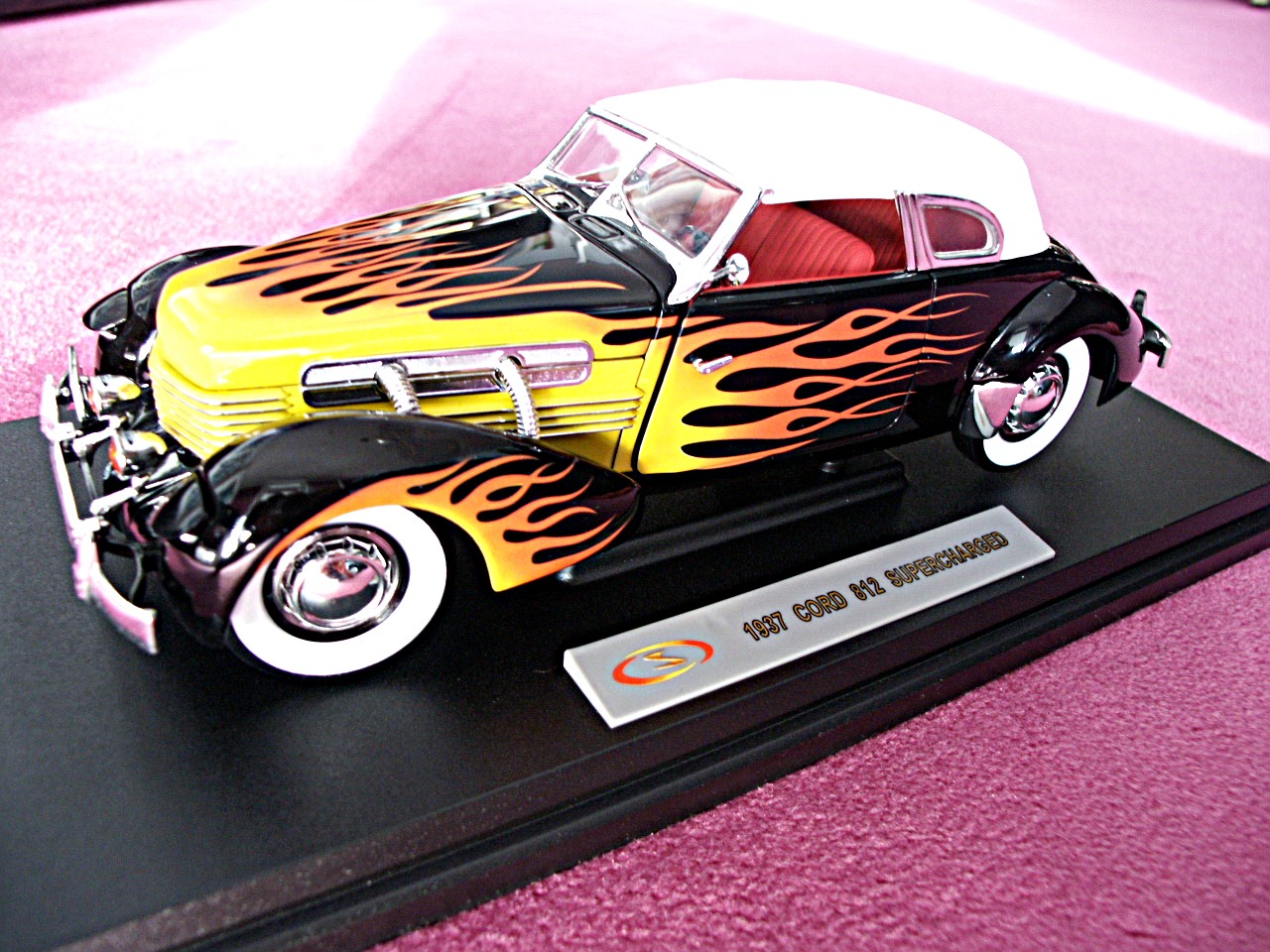 1:18 Cord 812 Supercharged flame 1937