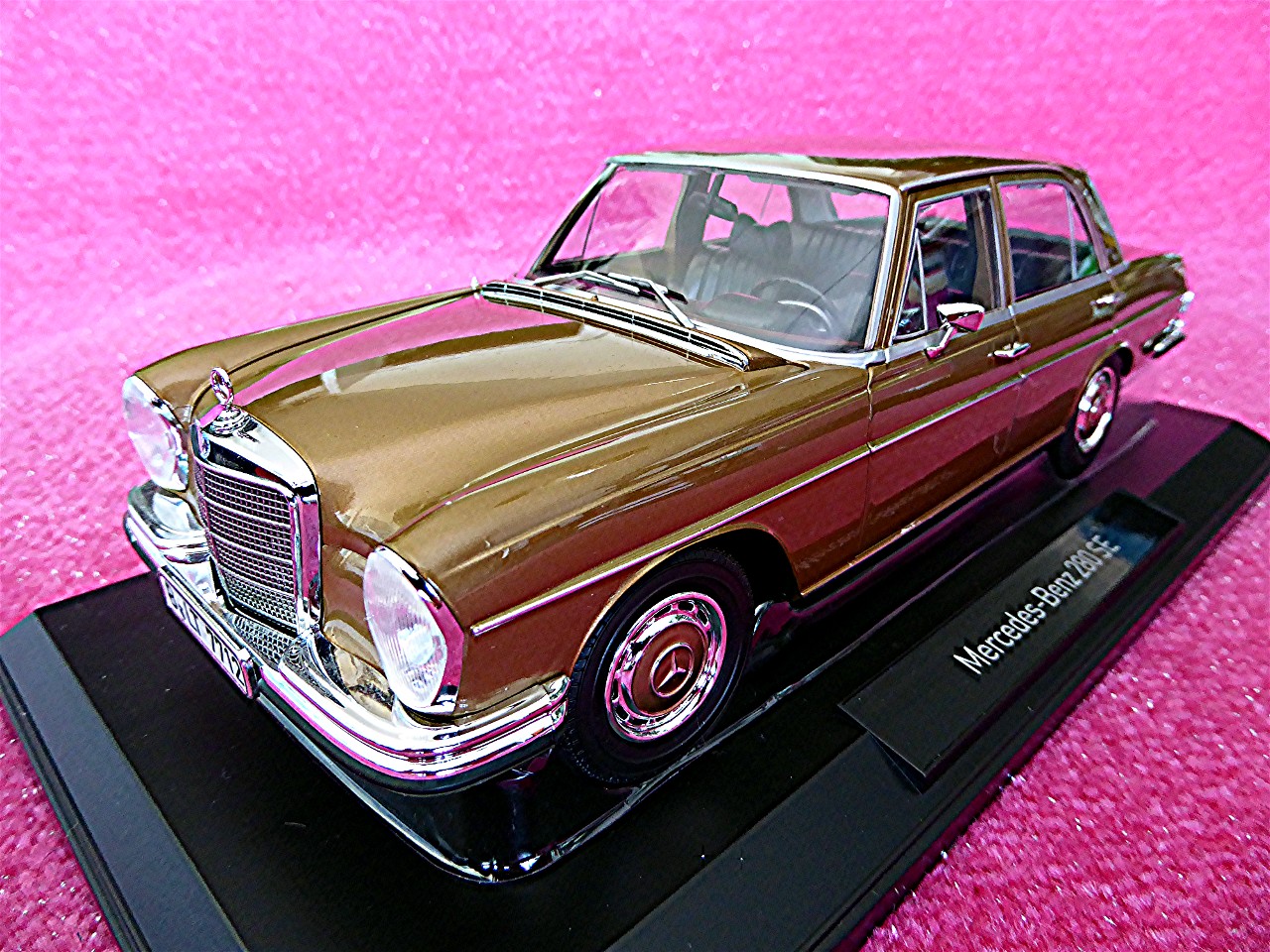 1:18 Mercedes 280 SE Limousine gold 1968