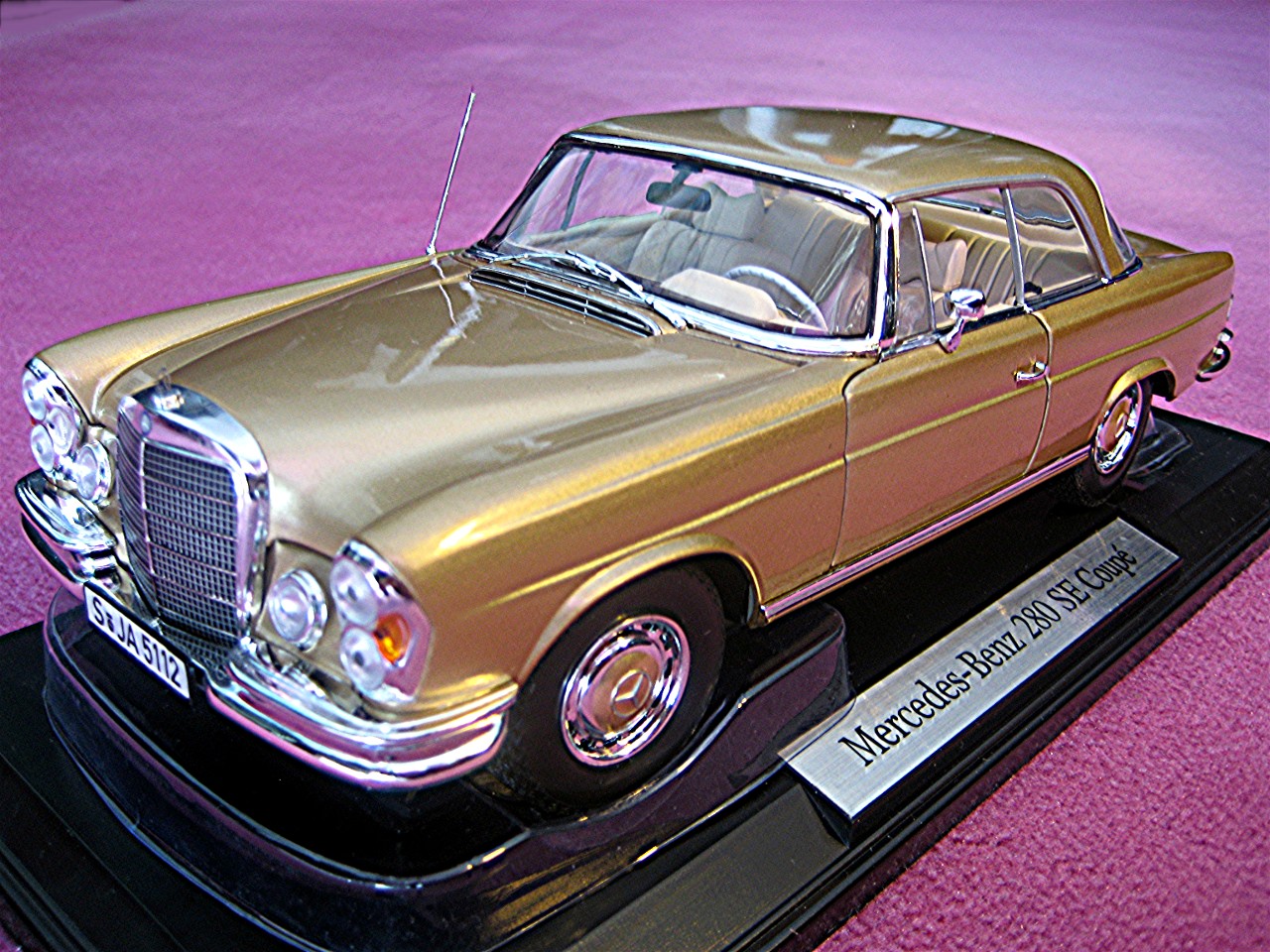 1:18 Mercedes 280 SE gold 1969