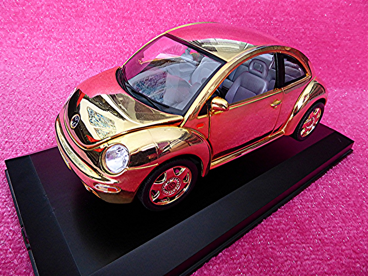 1:18 VW Kaefer New Beetle gold 1999