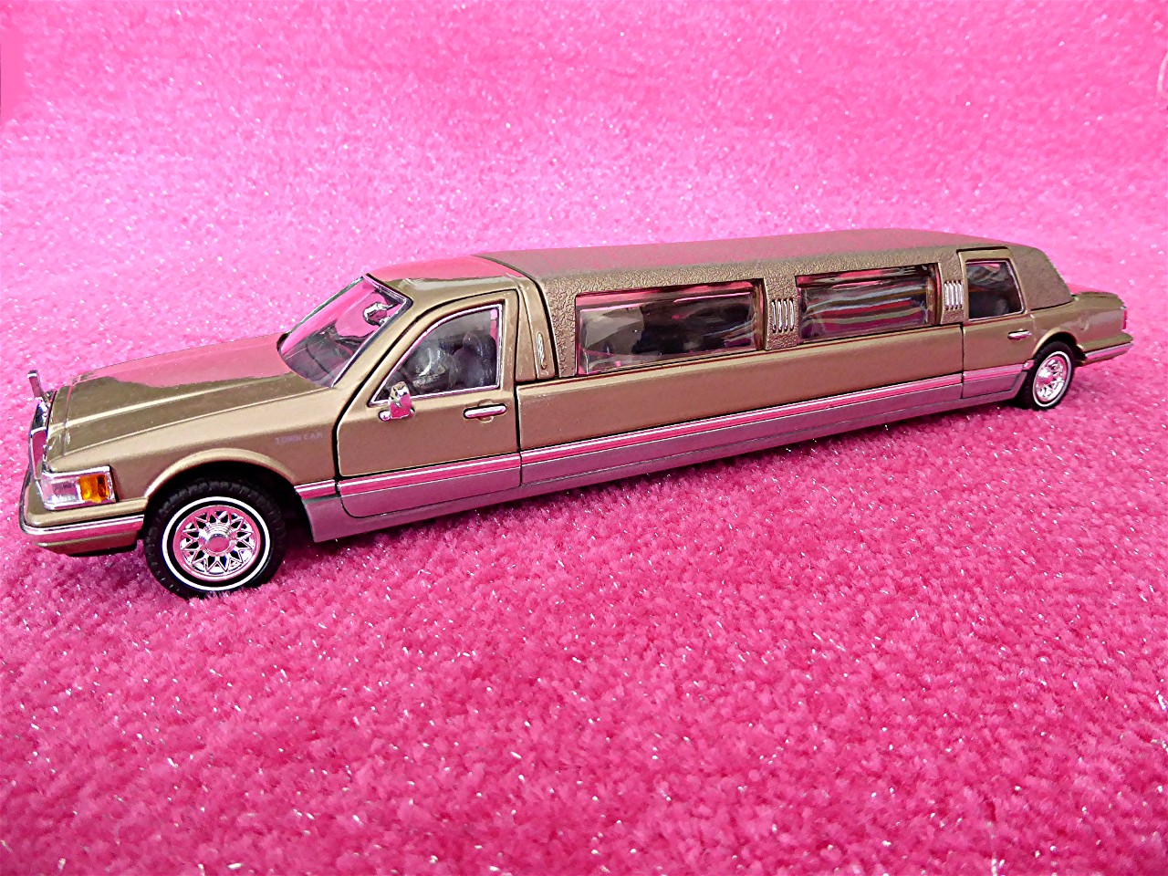 1:24 Lincoln Town Car Stretchlimousine gold 1996