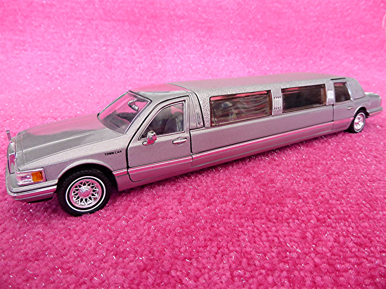 1:24 Lincoln Town Car Stretchlimousine silber 1996