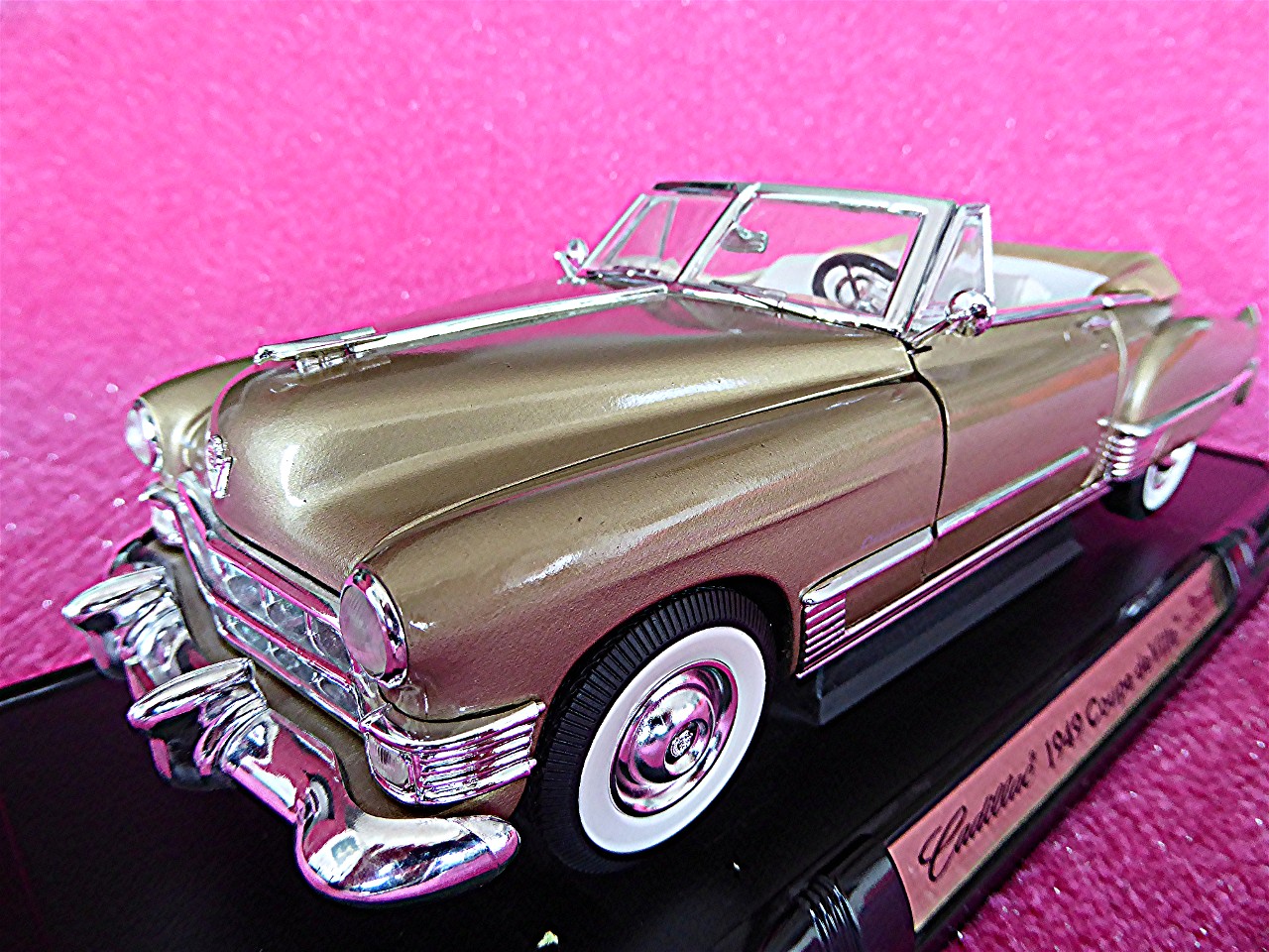 1:18 Cadillac Cabrio gold 1949