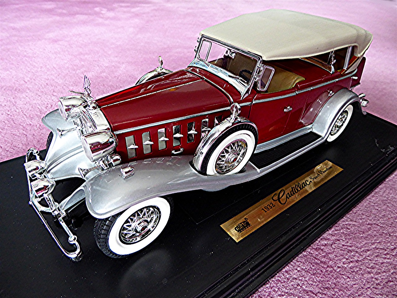 1:18 Cadillac Sport Phaeton rot-silber 1932