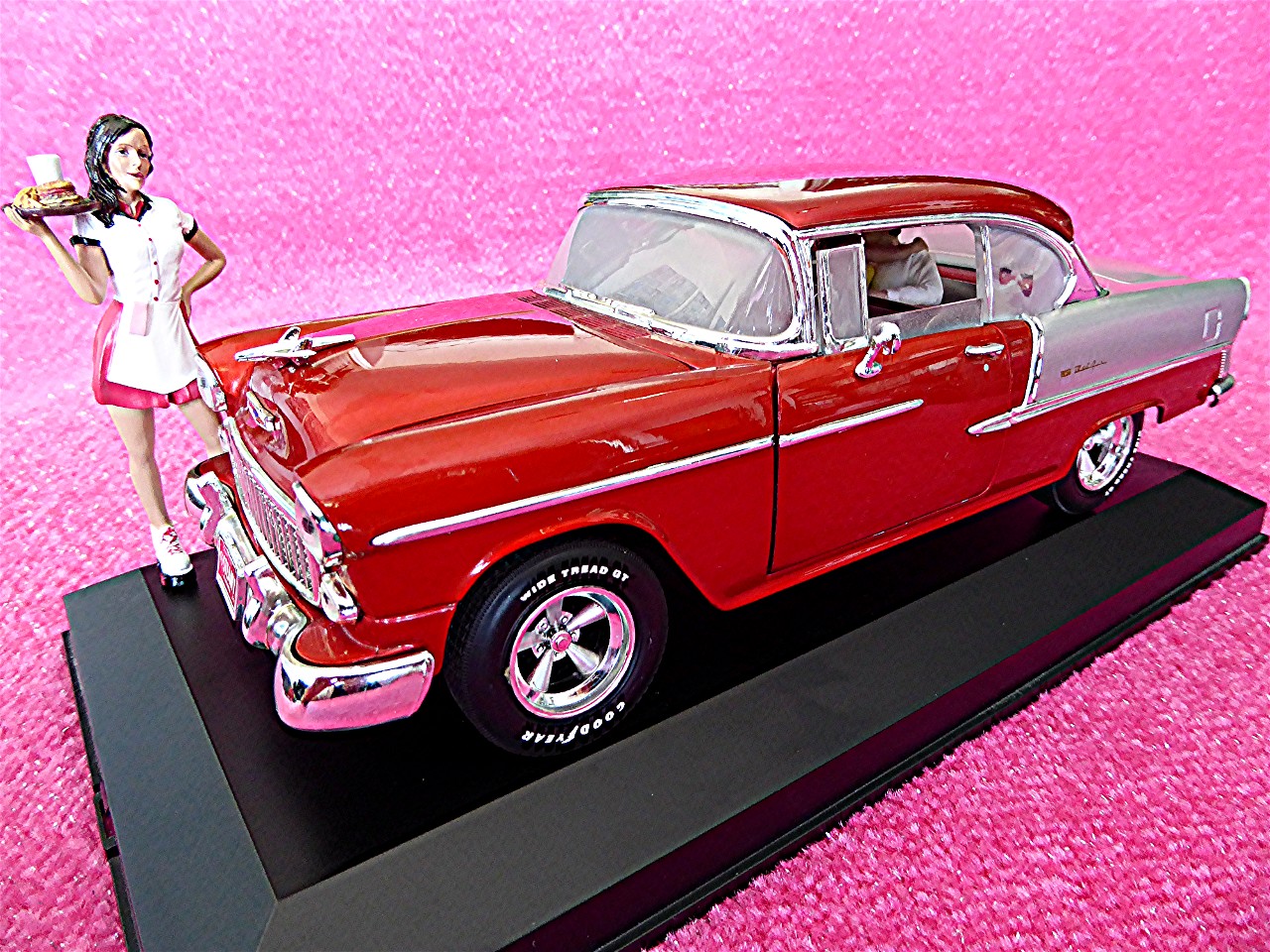1:18 Chevrolet Bel Air Steamy Windows Coupe rot-silber 1955