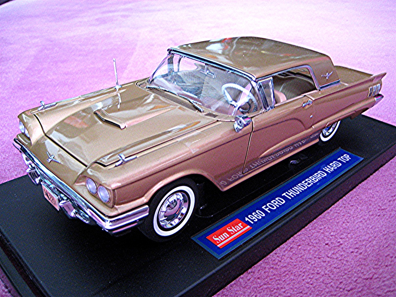 Ford Thunderbird gold 1960
