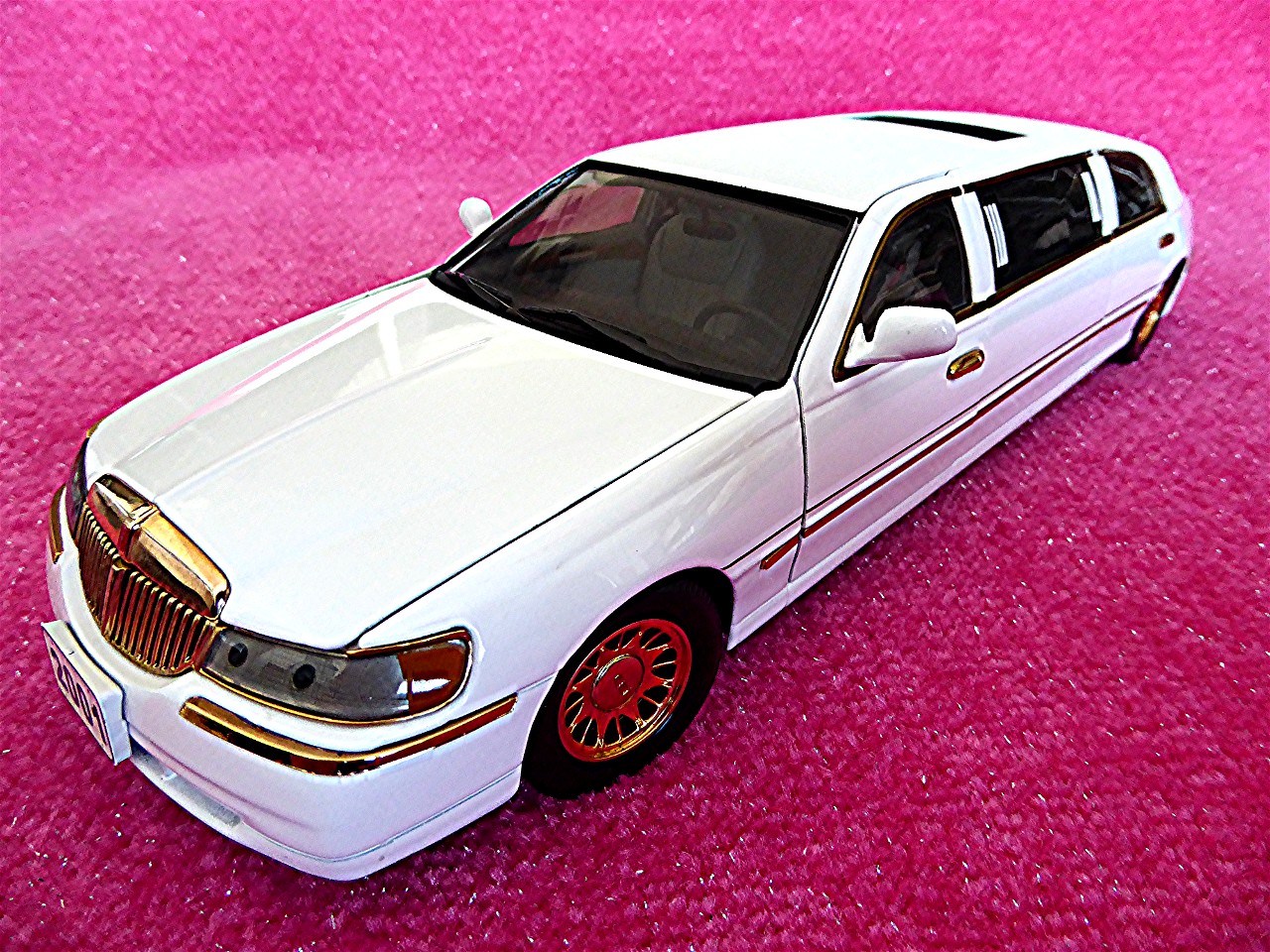 Lincoln Town Car weiss-gold 2001