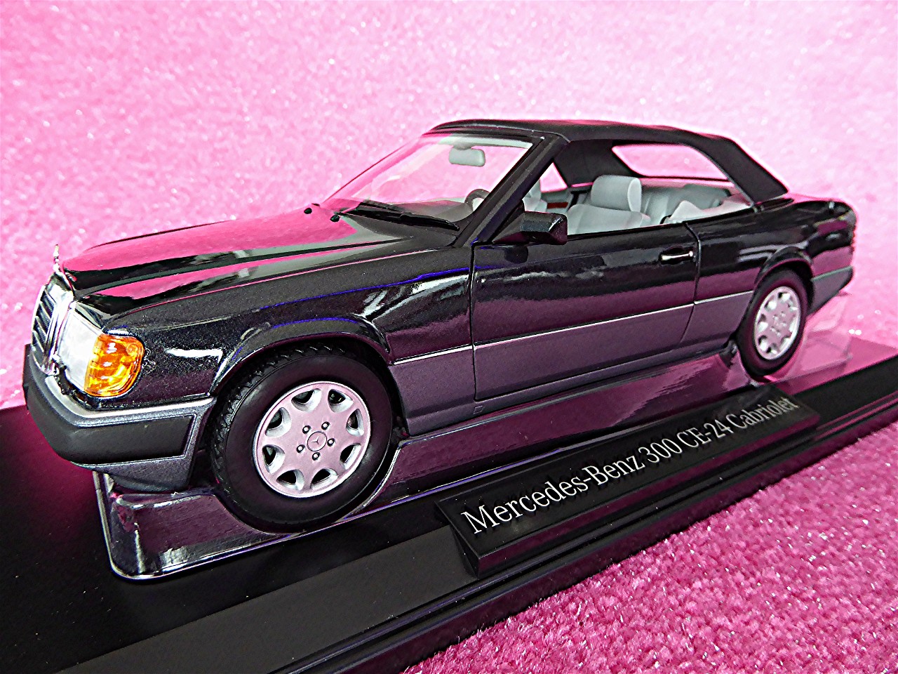 1:18 Mercedes 300 CE Cabrio blauschwarz-metallic 1998